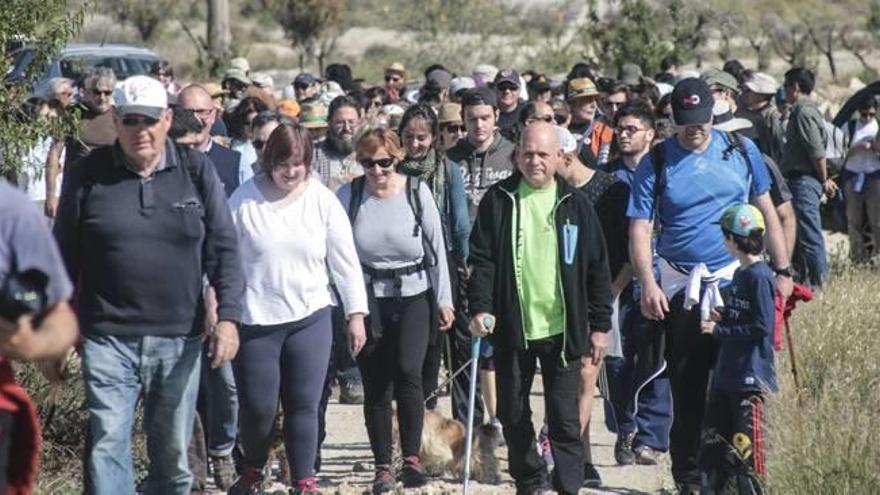 Los manifestantes realizaron un breve recorrido por Sierra Escalona para dar a conocer el valor ambiental del paraje y pedir que se declare Parque Natural.