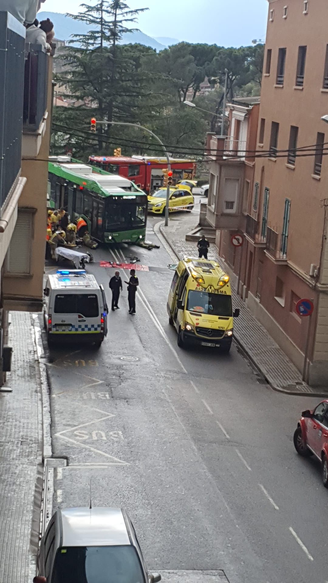 Un bus urbà atropella una dona i un nen a Manresa