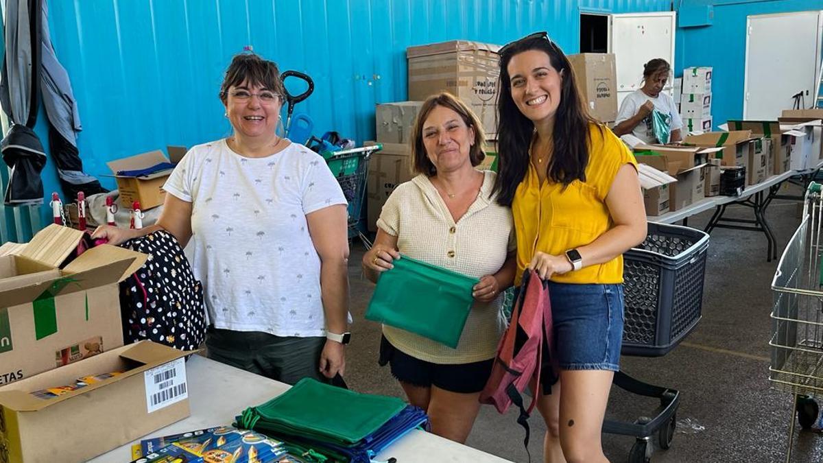 Voluntarias de Monti-Sión Solidària preparando los lotes de material escolar