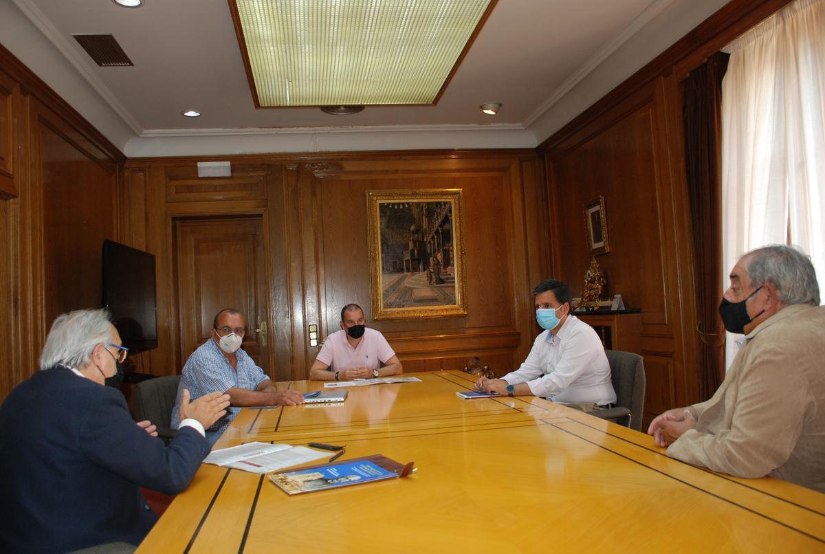 Representantes del congreso, junto con el presidente de la Diputación, el diputado de Agricultura y Ganadería y el Jefe del Servicio.