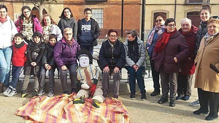 Foto de grupo de vecinos y niños de Fuentes posando con el pelele.