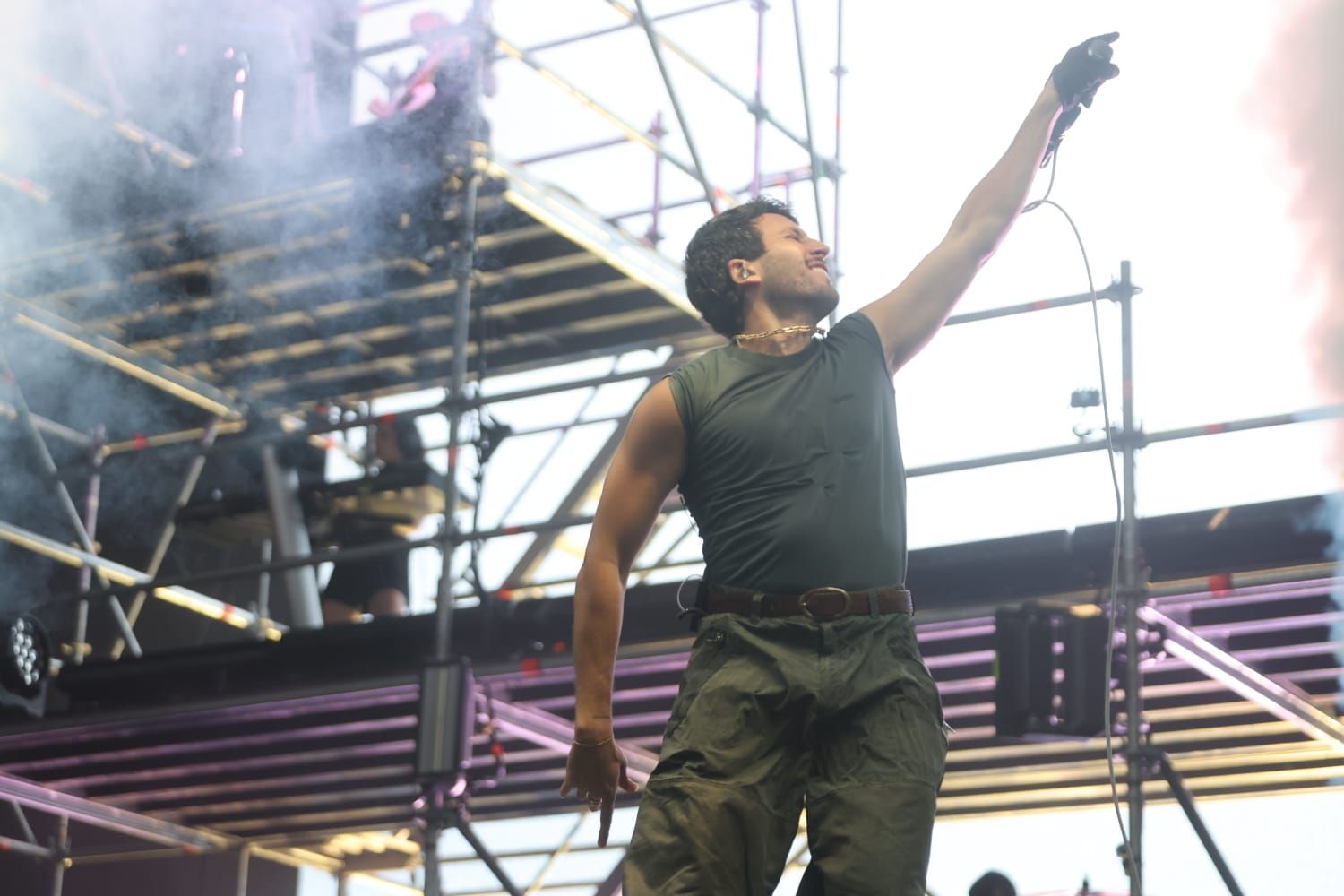 Sebastián Yatra se funde con el público y sus 'Tacones Rojos' pone en pie al Roig Arena