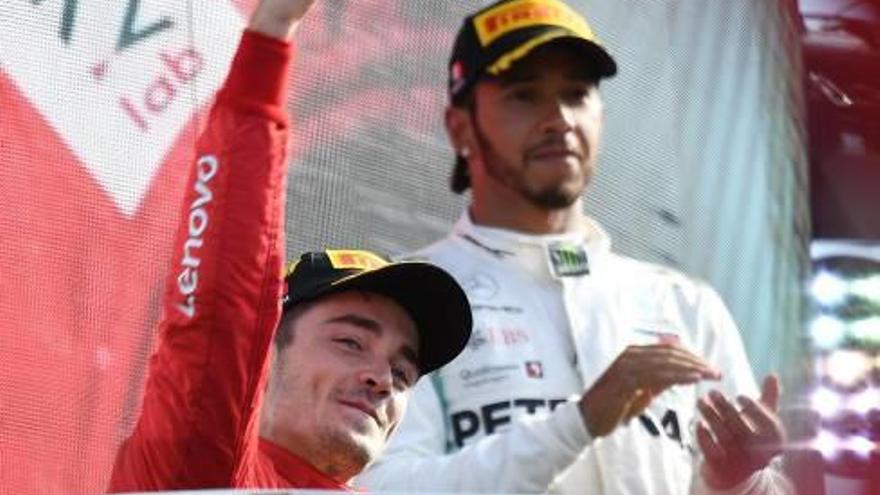 Charles Leclerc en el podio junto a Hamilton, ayer en Monza.