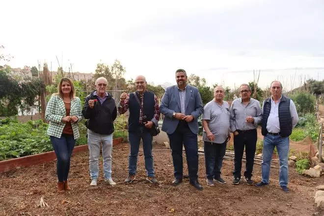 Mijas entrega nueve huertos urbanos a vecinos de la localidad