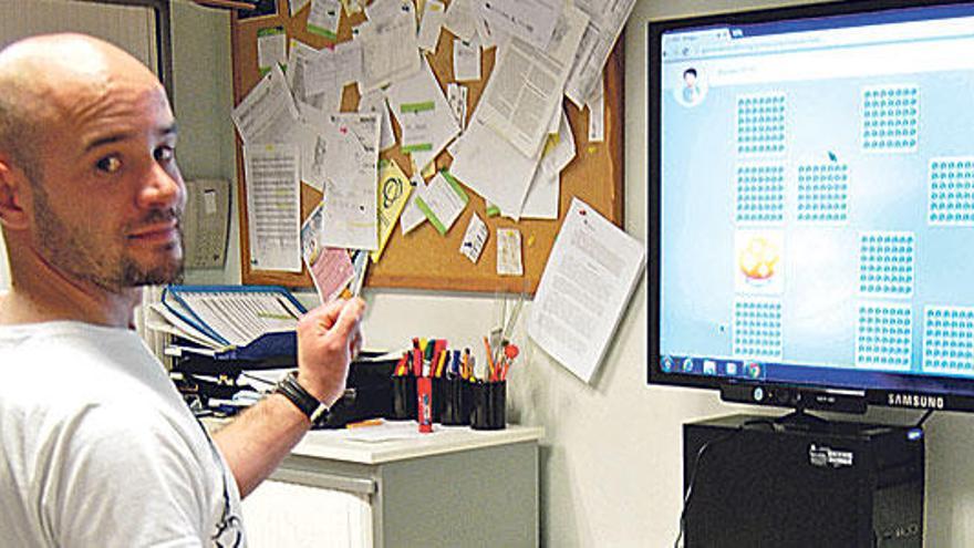 Javier Oddo, uno de los pacientes, durante la telerehabilitación.