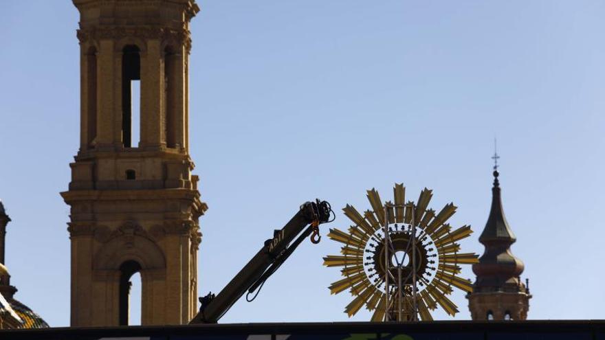 Ganas 8 Momento en el que una grúa coloca la virgen en la Plaza, en el año 2019, que se repetirá en los próximos días.  | JAIME GALINDO