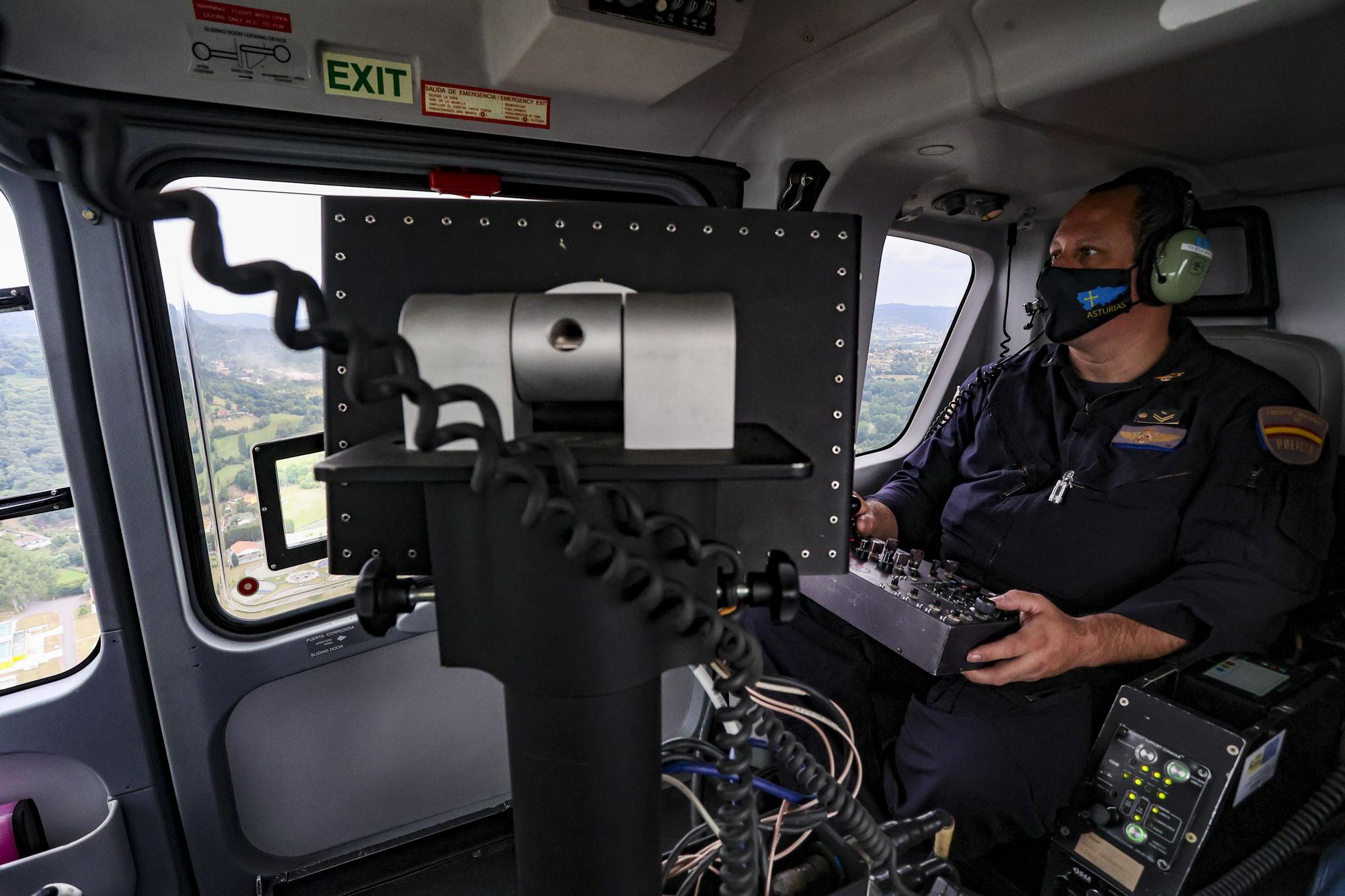 Sobrevolamos Asturias en el helicóptero de la Policía Nacional: esto es lo que ven