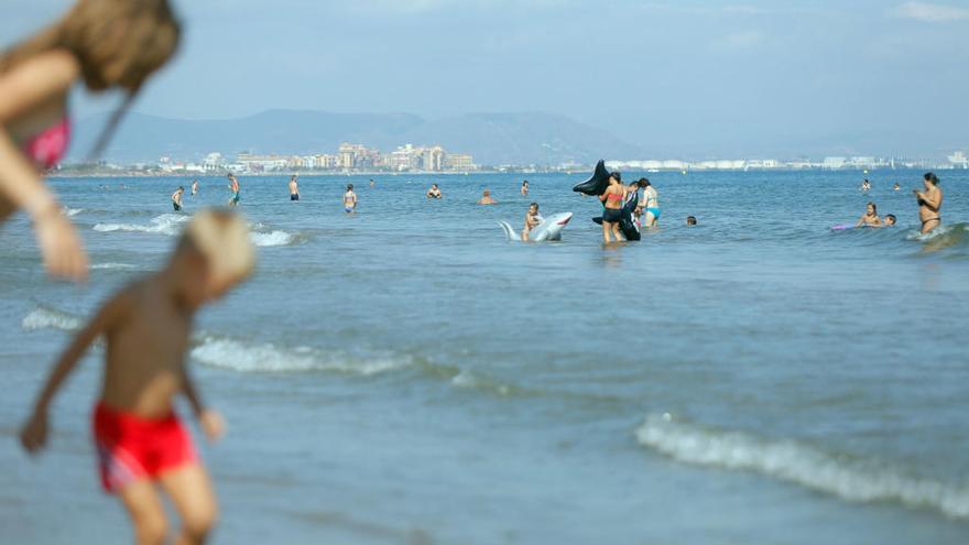 Turismo adjudica por 780.000 euros juegos infantiles para 48 playas valencianas