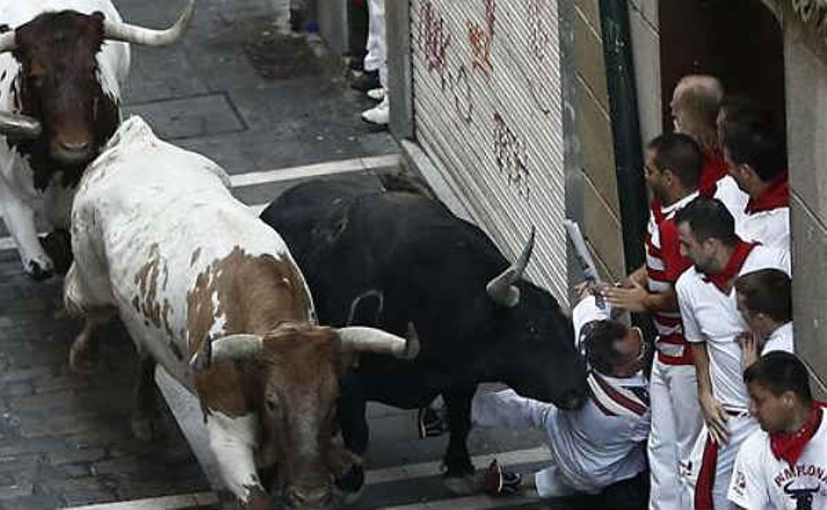 Accidentado primer encierro de San Fermín 2015 protagonizado por los toros bravos de la ganadería de Jandilla cumpliendo con su fama de uno de los más peligrosos, con una carrera repleta de incidentes con varios heridos de diversa gravedad.