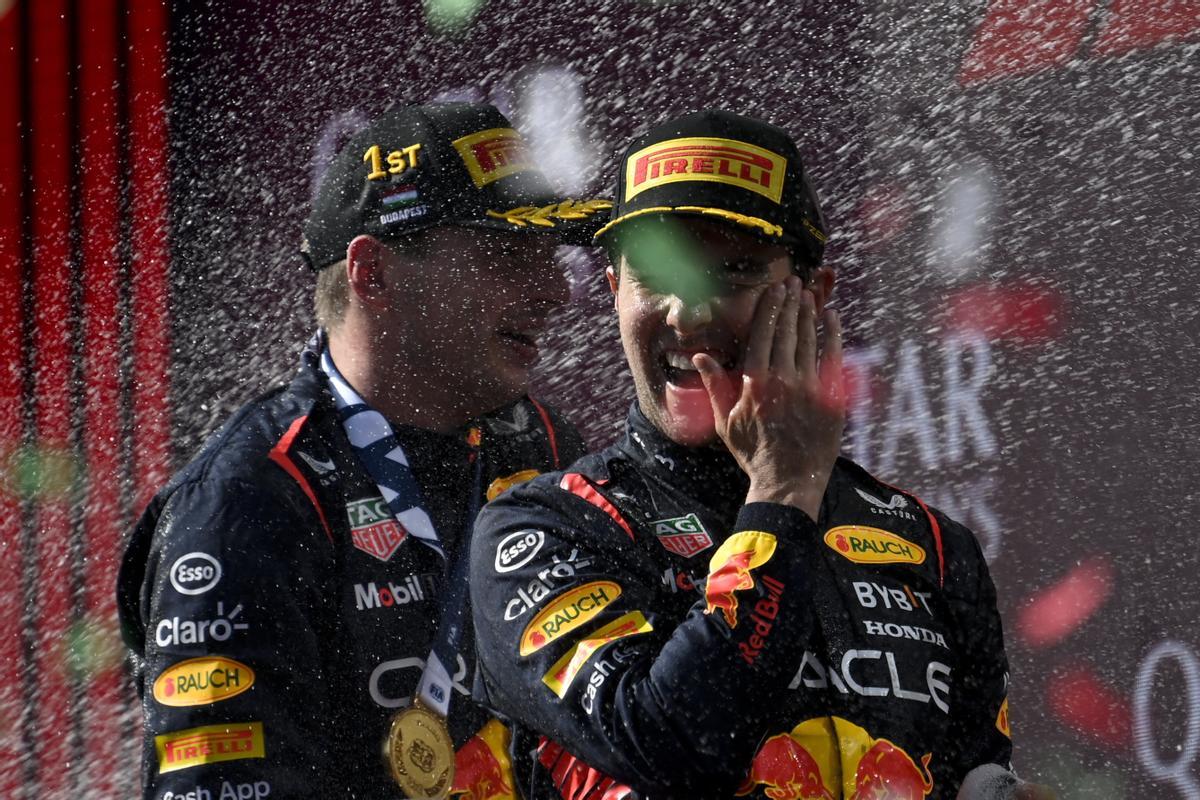 Mogyorod (Hungary), 23/07/2023.- Winner Red Bull driver Max Verstappen (L) of the Netherlands and third placed Red Bull driver Sergio Perez of Mexico celebrate on the podiumfor the Hungarian Formula One Grand Prix at the Hungaroring circuit, in Mogyorod, near Budapest, Hungary, 23 July 2023. (Fórmula Uno, Hungría, Países Bajos; Holanda) EFE/EPA/Tamas Kovacs HUNGARY OUT