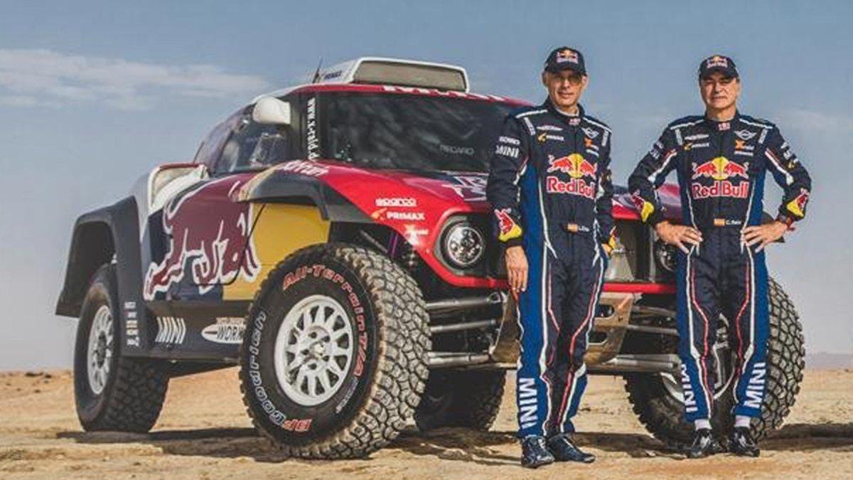 Carlos Sainz y Lucas Cruz posan delante de su nuevo Mini