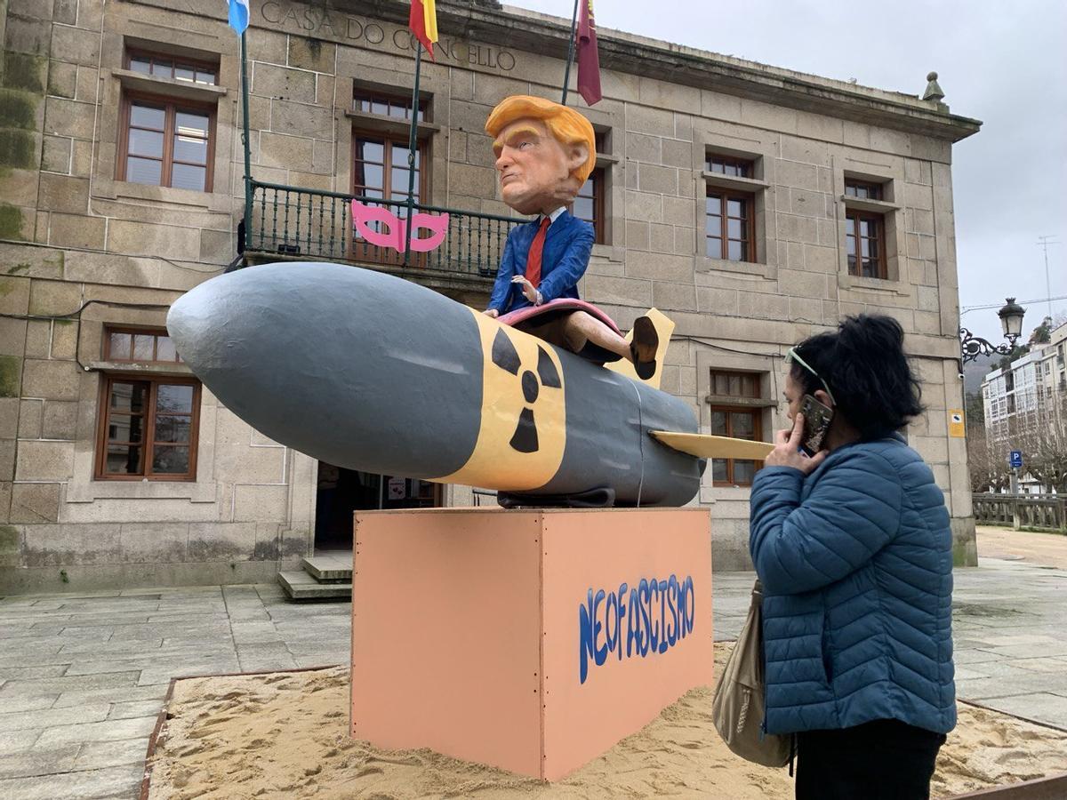 El meco con la figura de Donald Trump delante del Concello.