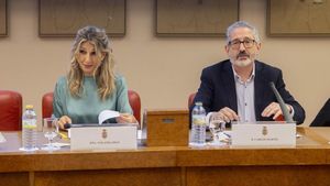 La vicepresidenta segunda Yolanda Díaz y el portavoz de Economía de Sumar, Carlos Martín.