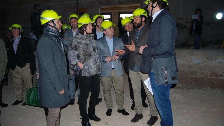 Francina Armengol conversa con los arquitectos en el Teatro.