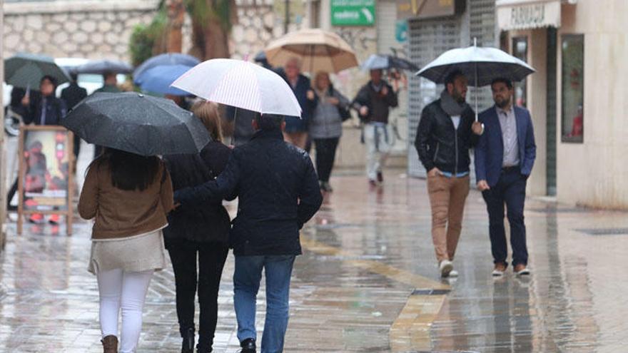 Paseo de fin de semana en Málaga bajo la lluvia.