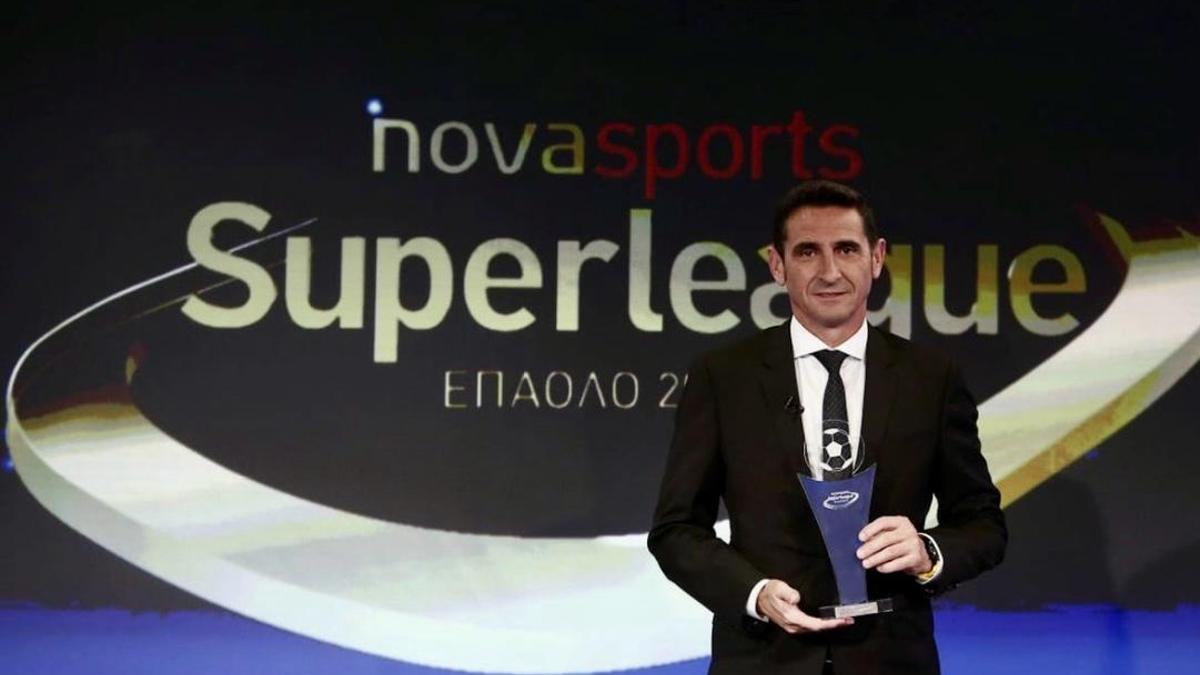 Manolo Jimenez recoge un premio a mejor entrenador de la Superliga griega en su paso más reciente por el AEK.