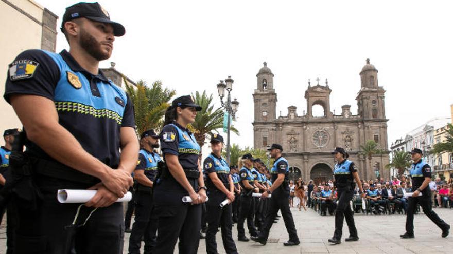Acto de clausura y entrega de orlas del 55º Curso para Policías Locales de Canarias en la plaza Santa Ana