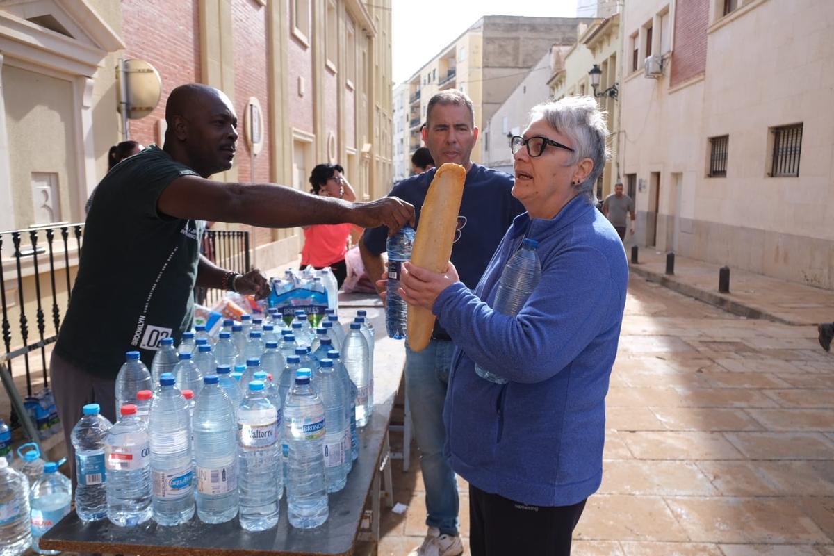 Así está siendo el reparto de agua y alimentos en Chiva