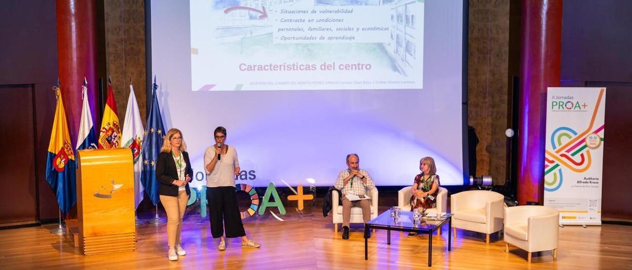 El equipo del IES Benito Pérez Armas comparte sus experencias PROA+ en el Auditorio Alfredo Kraus, durante las jornadas a las que han acudido más de 300 docentes del pa´s.