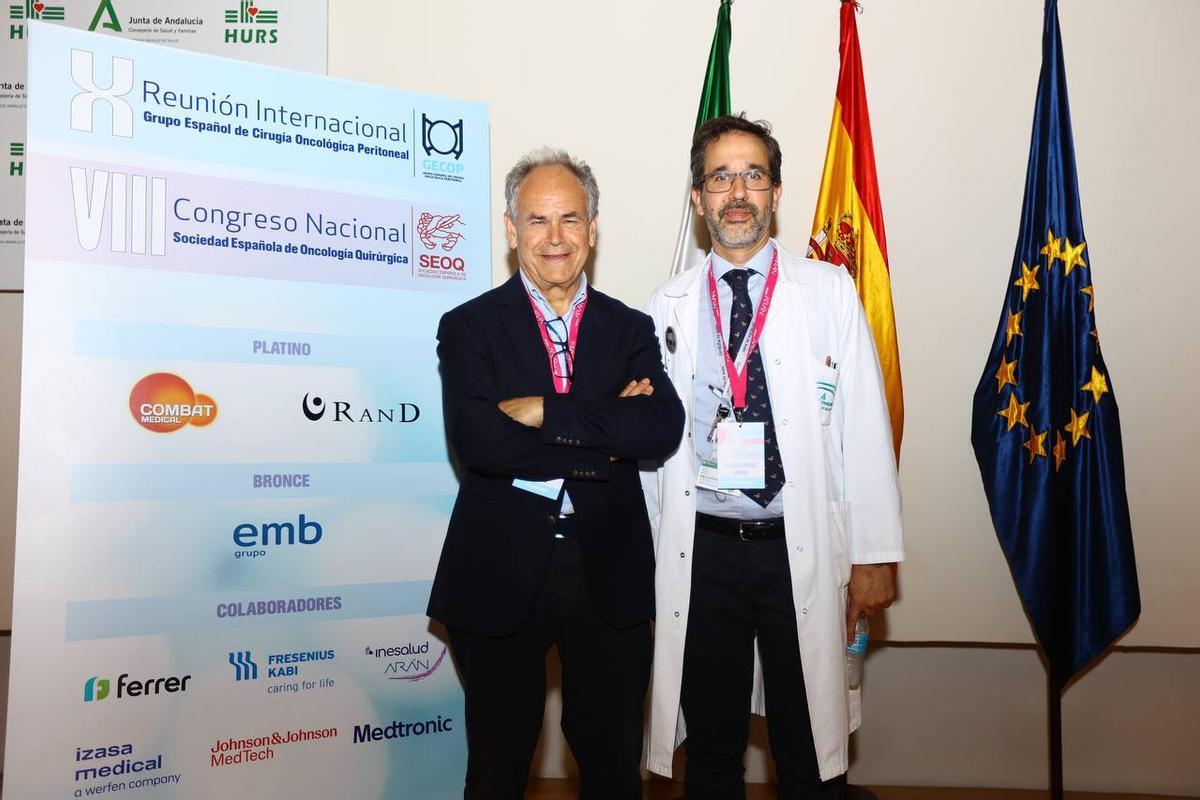Los doctores Damián García y Álvaro Arjona, en el congreso nacional de la Sociedad Española de Oncología Quirúrgica.