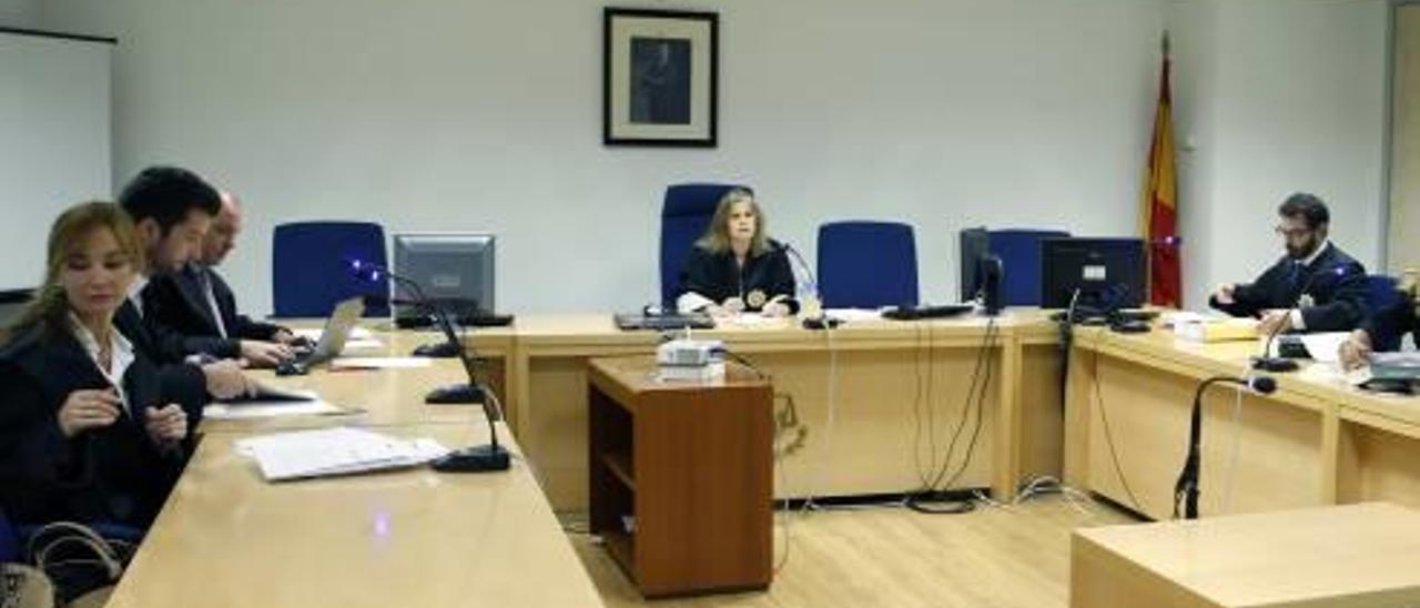 Un momento del juicio, con la masgistrada Eva María Alfageme, que mandó al Elche a Segunda.