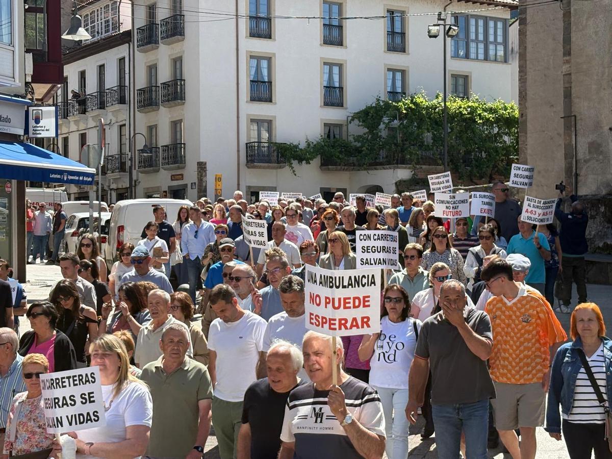 Así fue la manifestación en Cangas del Narcea para exigir unas carreteras dignas