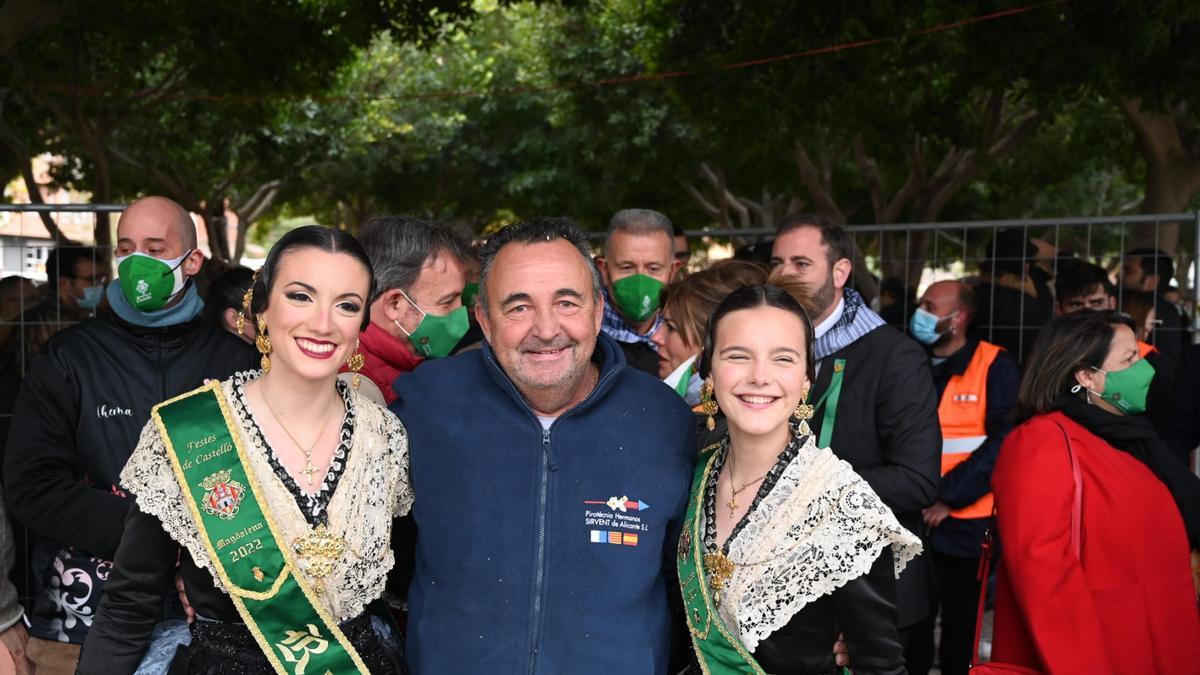 El pirotécnico con las reinas de las fiestas