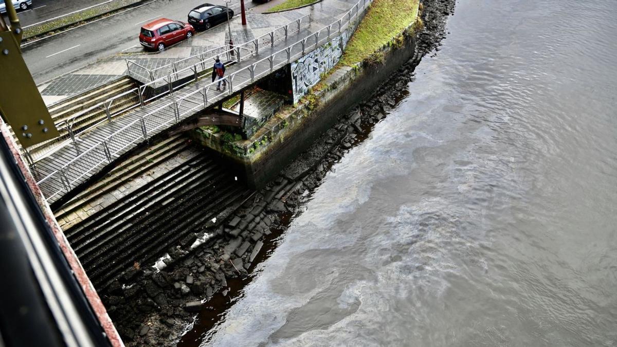 Parte de una de las grandes manchas en las cercanías del puente de A Barca. |   // RAFA VÁZQUEZ