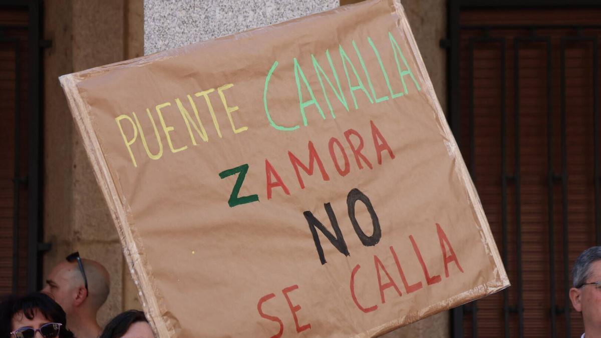 Manifestación por el tren madrugador y recuperación de frecuencias. Plaza de la Constitución.