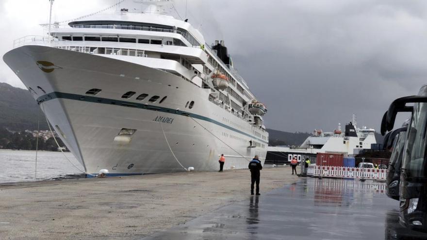 El «Amadea», atracado ayer en Ferrazo Norte. |  FdV