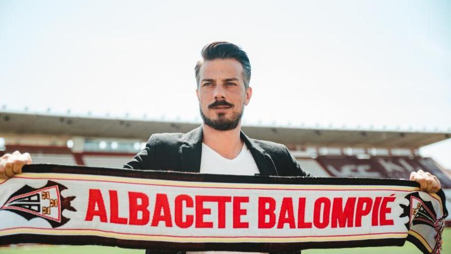 El entrenador coruñés Rubén de la Barrera, en su presentación con el Albacete, su nuevo equipo. |  // ALBACETE BALOMPIÉ