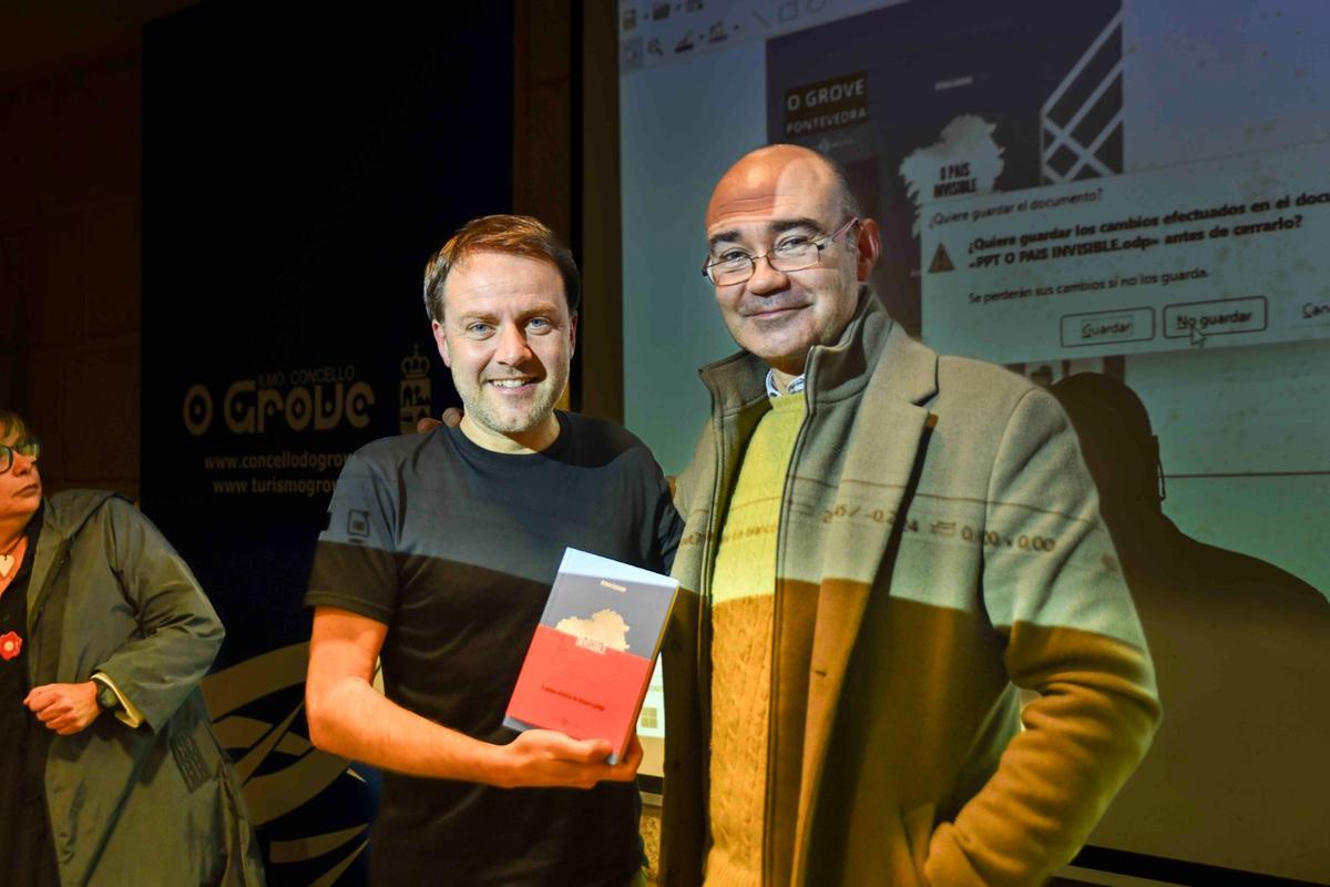 El autor de la obra (i.) junto al historiador Francisco Meis.