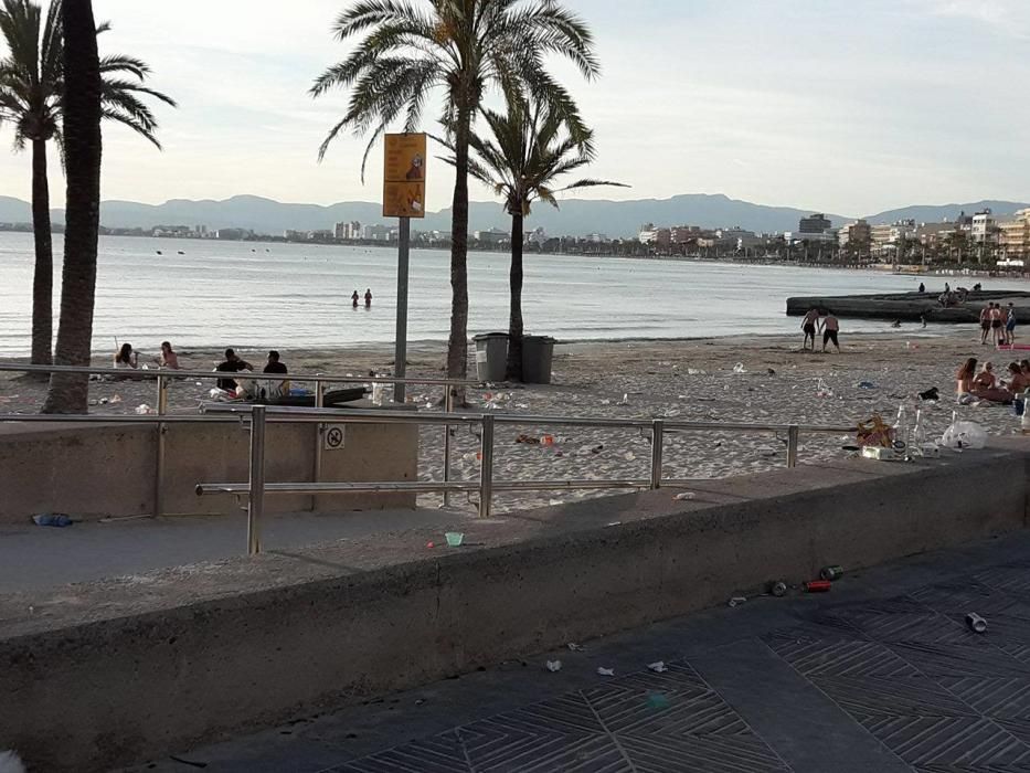 Los restos de un gran botellón invaden la playa de s'Arenal de Llucmajor