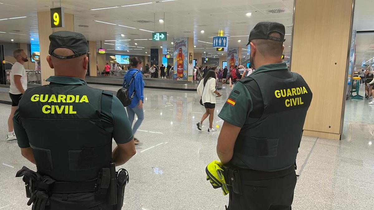 Agentes de la Guardia Civil en el aeropuerto de Ibiza