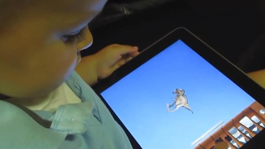 Un infant trastejant amb una tablet