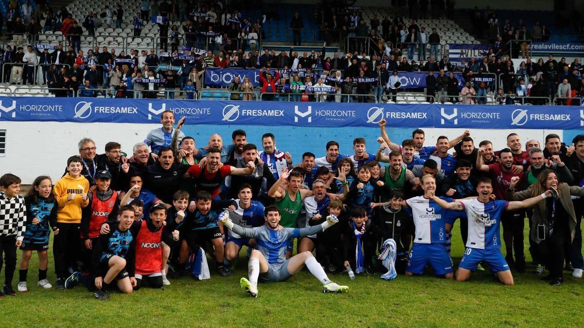 Los jugadores del Avilés , con miembros del staff y familiares, celebran la permanencia contra el Manchego-