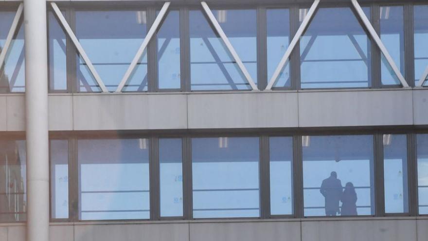 Vista exterior de pasillos del Hospital Universitario. |  C. Pardellas