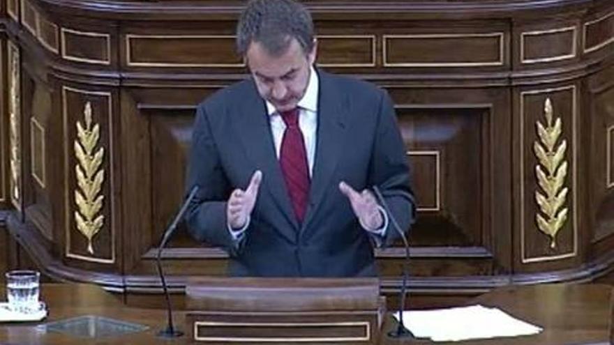 Zapatero reivindica su política social pese a los recortes obligados por la crisis