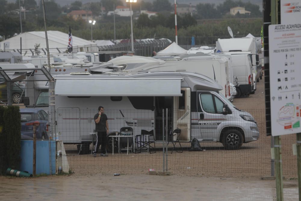 Más de 170.000 valientes desafían a la lluvia en Cheste