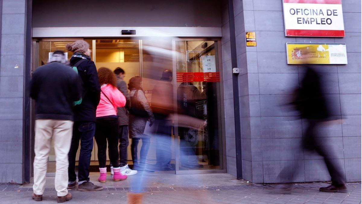 El paro sube en febrero en 3.279 personas. En la foto, una oficina del Inem en Madrid.