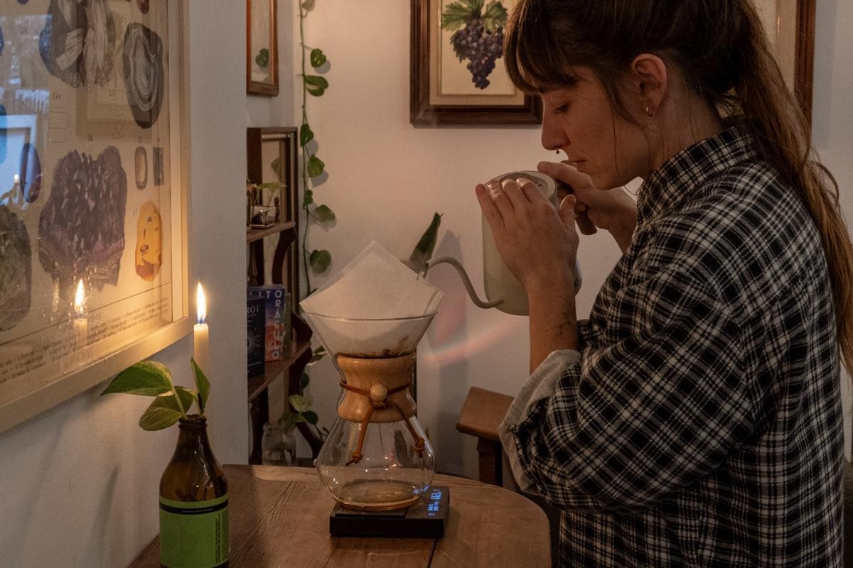 Barbi, de Orígenes, preparando una Chemex