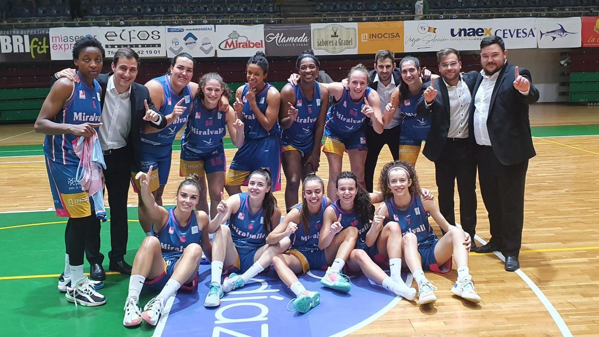 Jugadoras y técnicos del Miralvalle celebran la primera victoria.