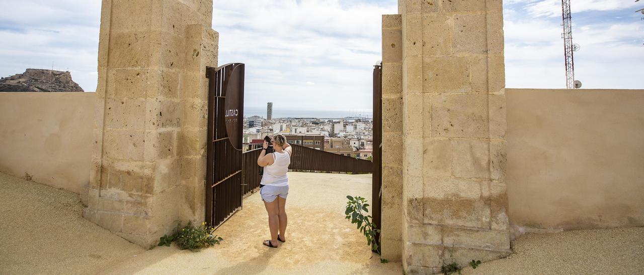 La puerta del Castillo de San Fernando, abierta