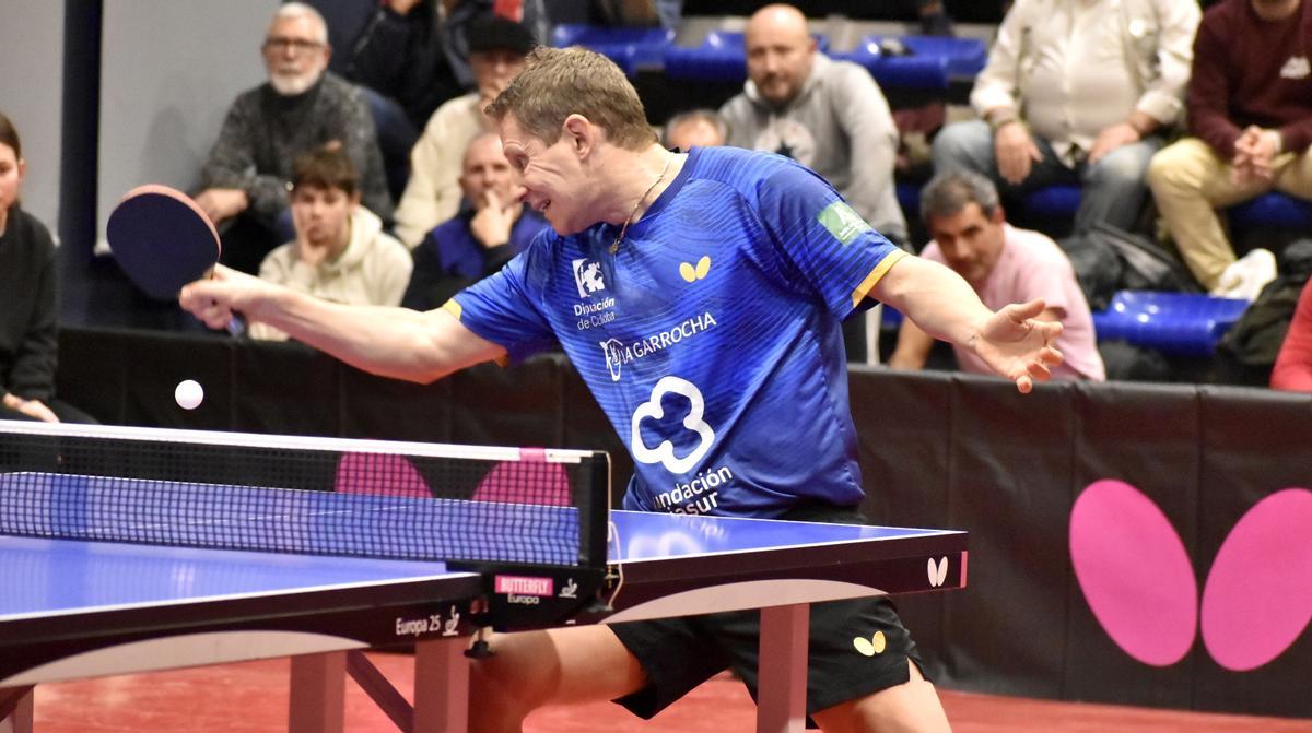 Gardos golpea una bola.