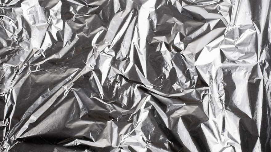 Cortar una esquina del papel de aluminio: la solución que cada vez hace más gente para limpiar en la cocina