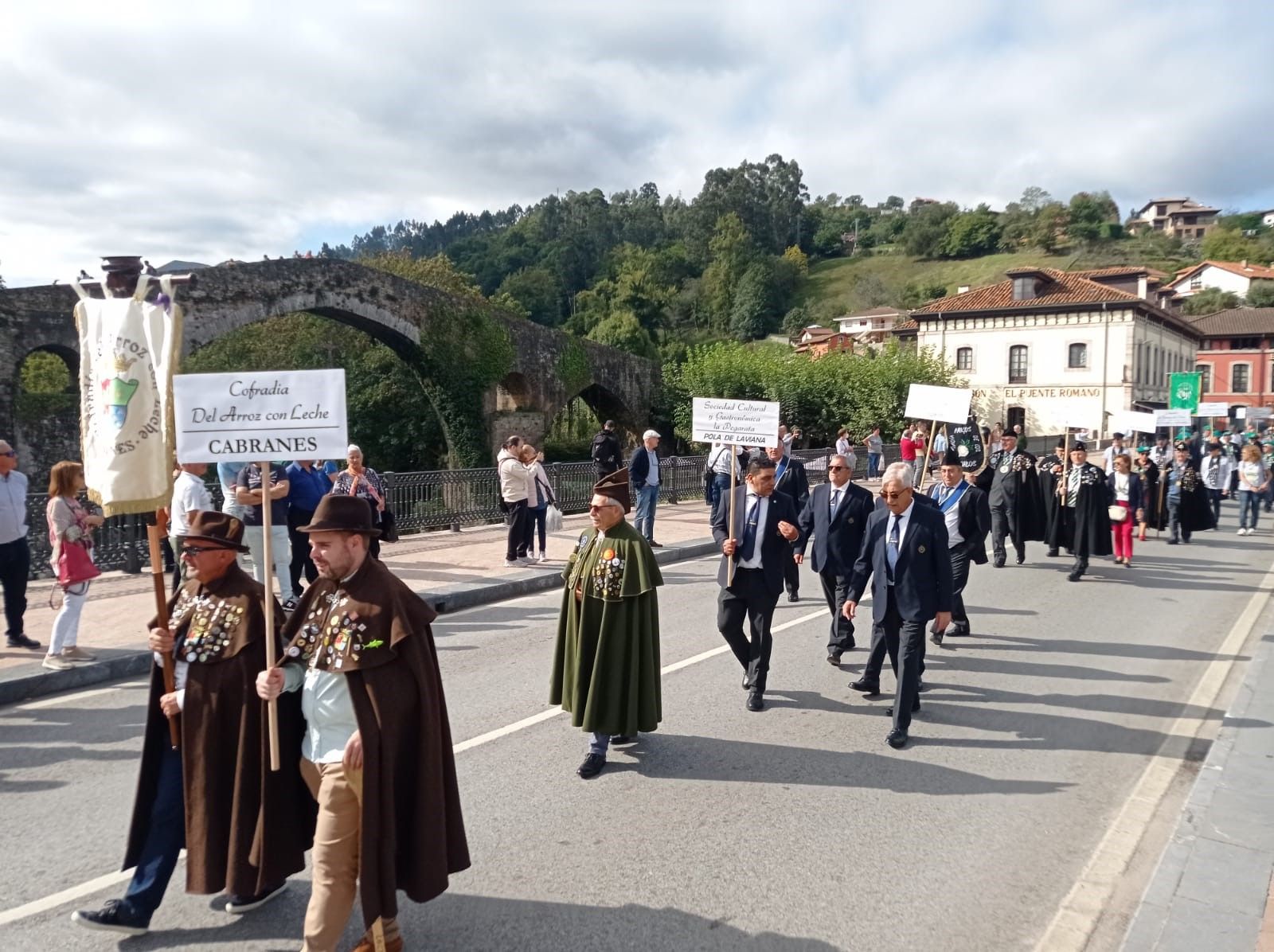 El  VII Capítulo de la Cofradía del Queso Gamonéu convierte Cangas de Onís en una fiesta: