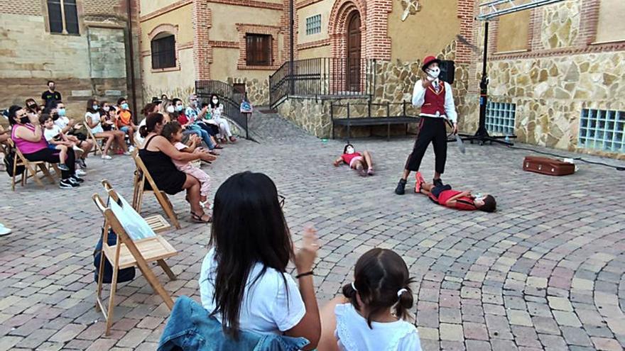 Aforo completo en el primer espectáculo para los niños en el patio de San Juan 