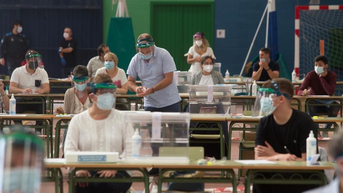 Miembros de las mesas electorales en Burela durante las elecciones autonómicas en Galicia.