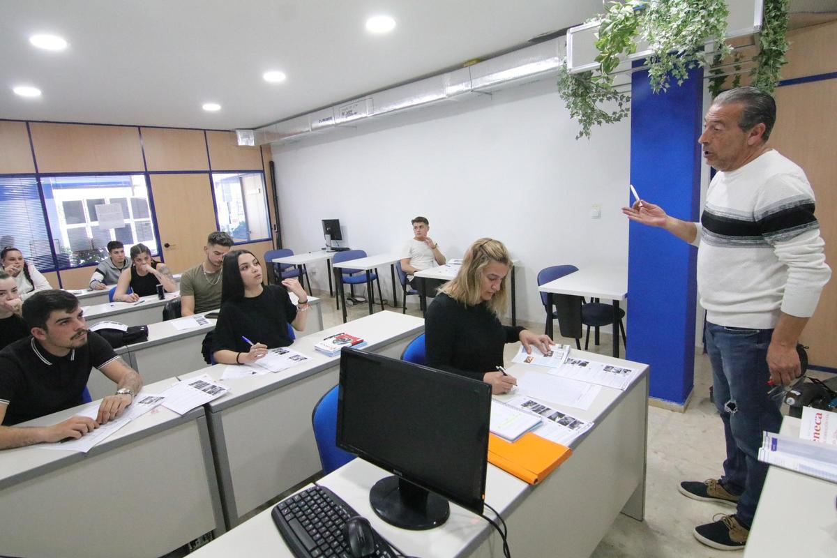 Clases teóricas en autoescuela Séneca.