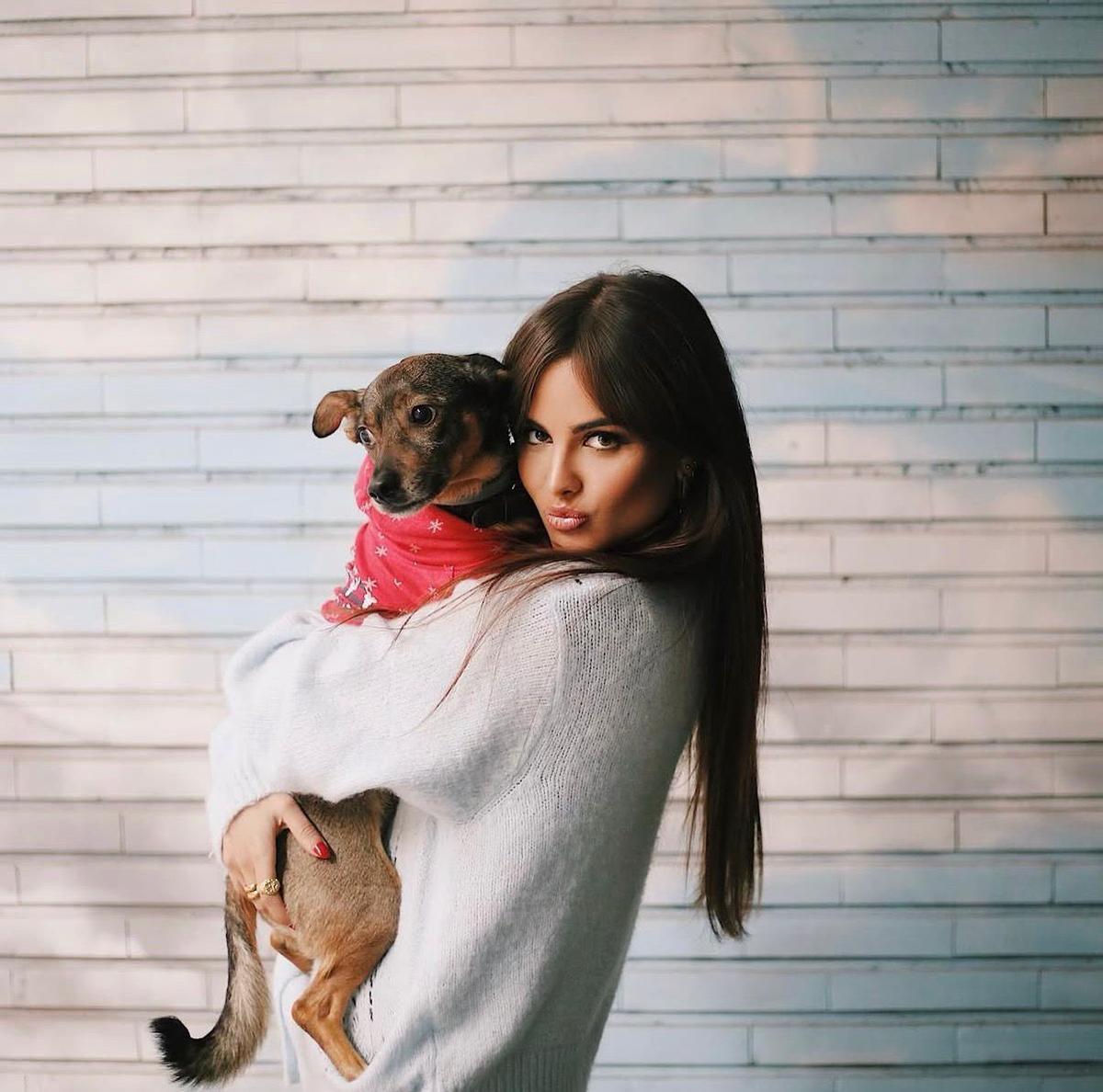 Alexia Rivas y su perro Iro